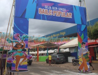 Primeira noite de carnaval tem movimentação intensa, mas é marcada por desentendimentos e briga com autoridade envolvida