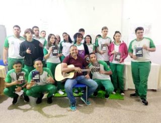 Carlos Tenório apresenta nova obra literária em evento no CETI Santo Antônio