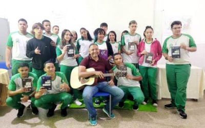 Carlos Tenório apresenta nova obra literária em evento no CETI Santo Antônio